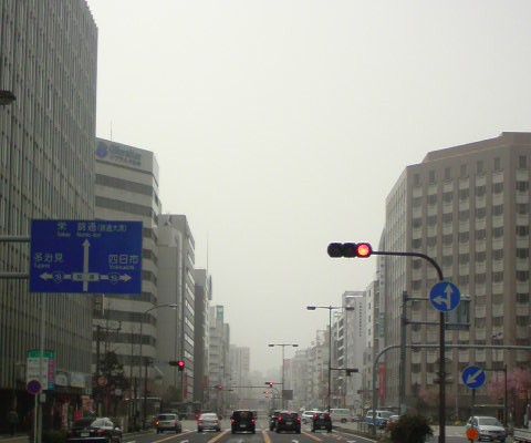 黄砂に霞む町並み